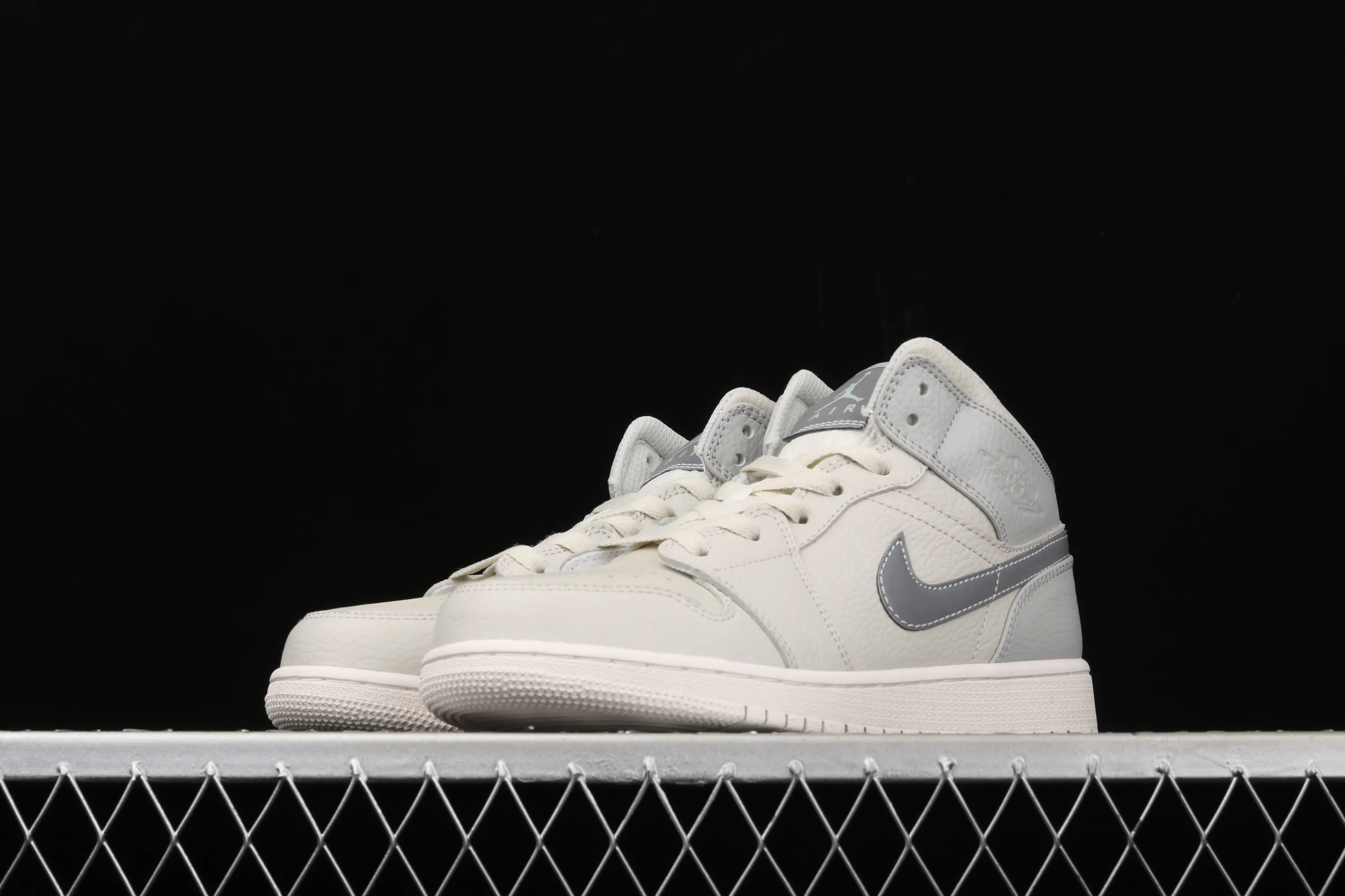 All categories Air Jordan Jordan series basketball shoes Air Jordan 1 Mid Air Jordan 1 Mid AJ1 new fog gray Joe 1 China gray silver 554725-053